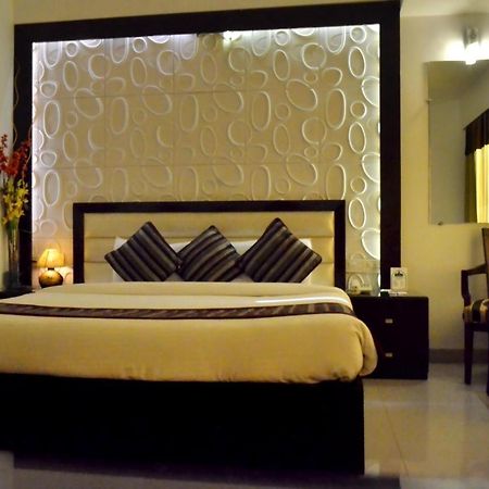 Hotel Landmark Gwalior Bagian luar foto