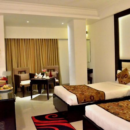 Hotel Landmark Gwalior Bagian luar foto