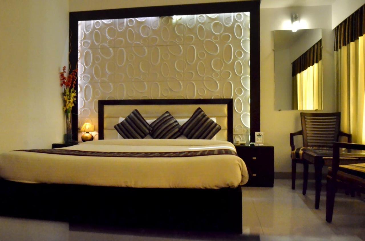 Hotel Landmark Gwalior Bagian luar foto