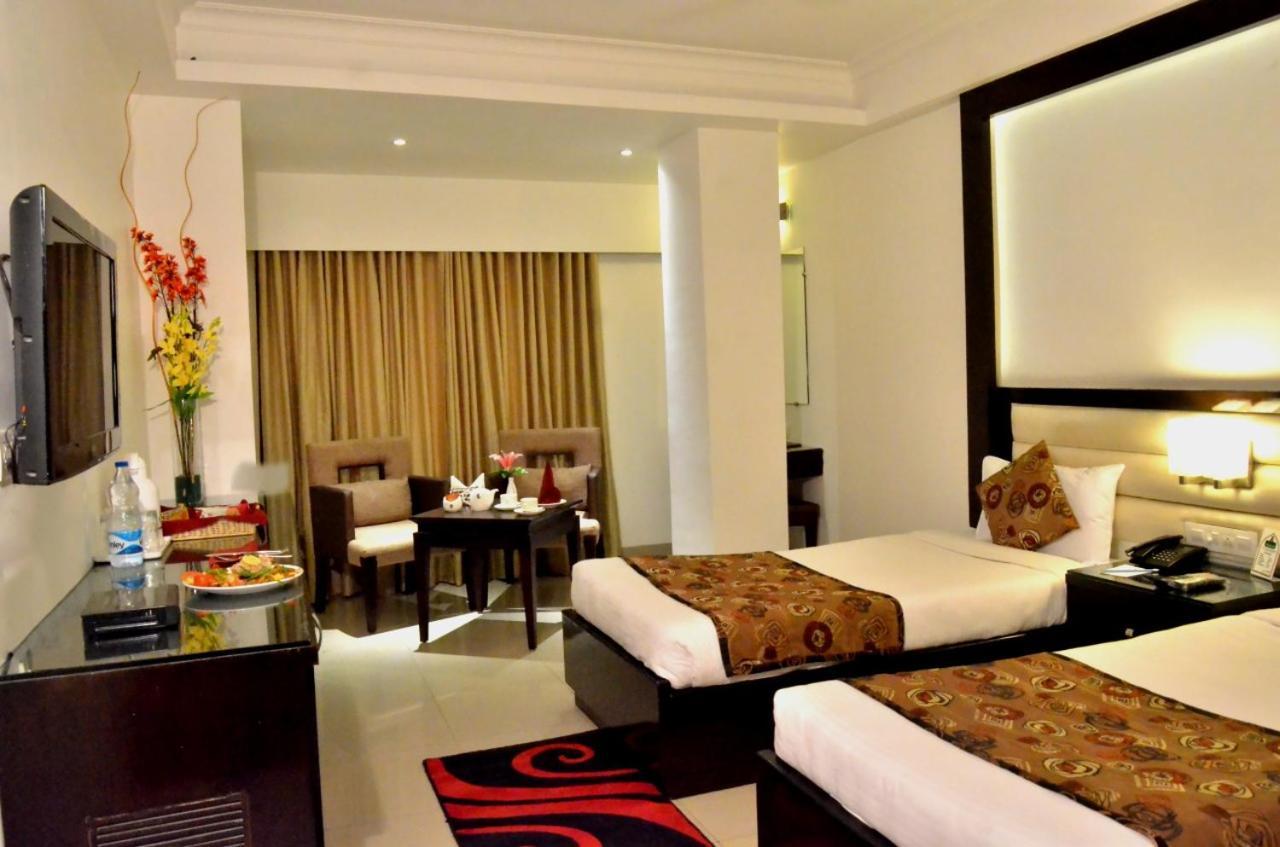 Hotel Landmark Gwalior Bagian luar foto