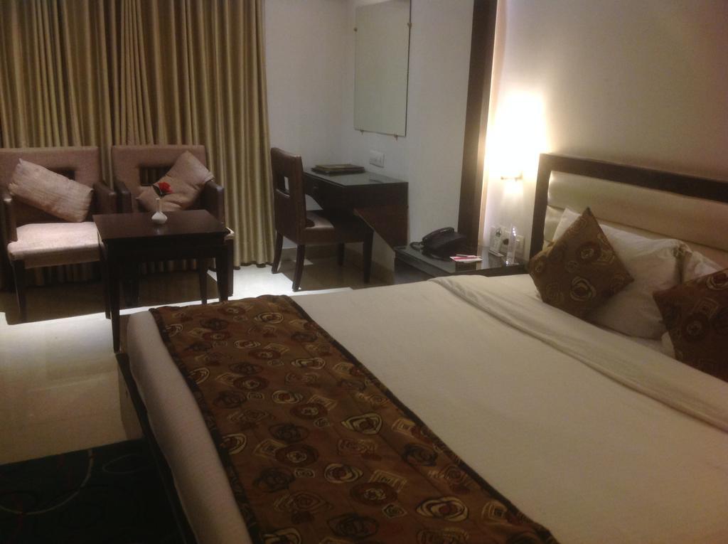 Hotel Landmark Gwalior Bagian luar foto