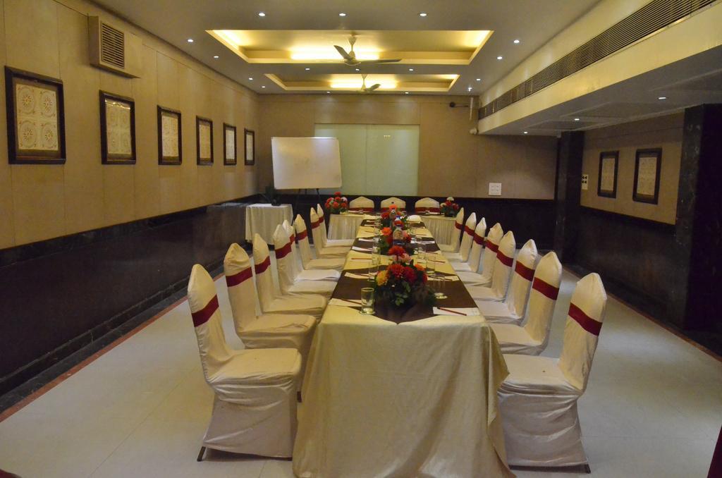 Hotel Landmark Gwalior Bagian luar foto