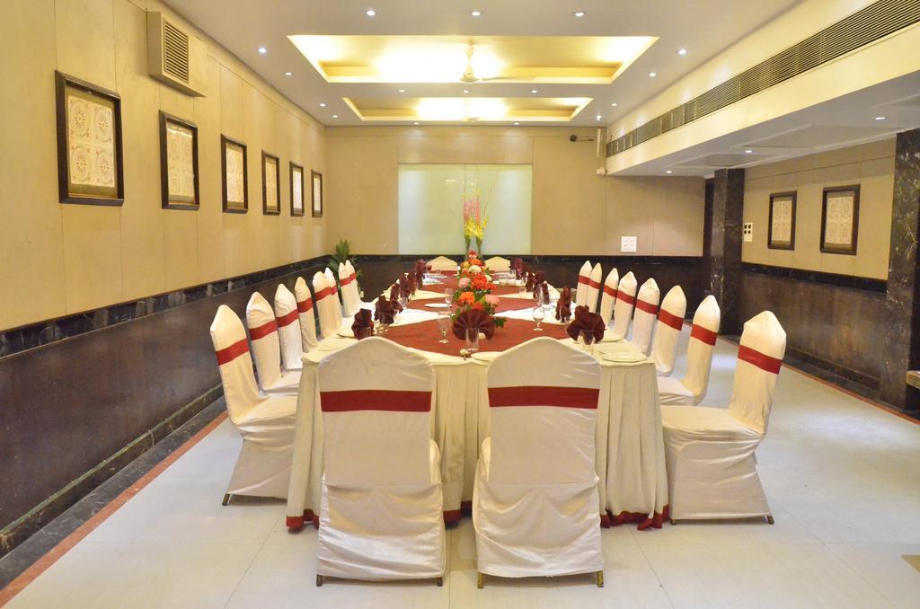 Hotel Landmark Gwalior Bagian luar foto