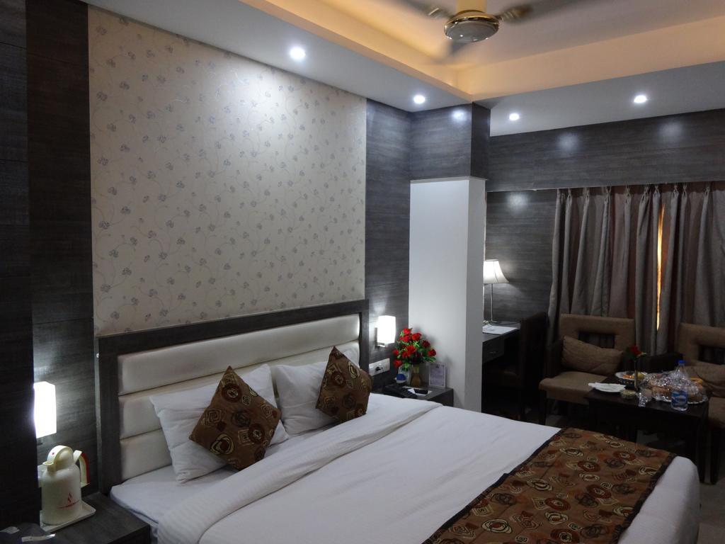 Hotel Landmark Gwalior Bagian luar foto