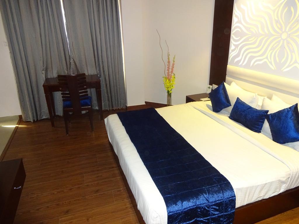 Hotel Landmark Gwalior Bagian luar foto