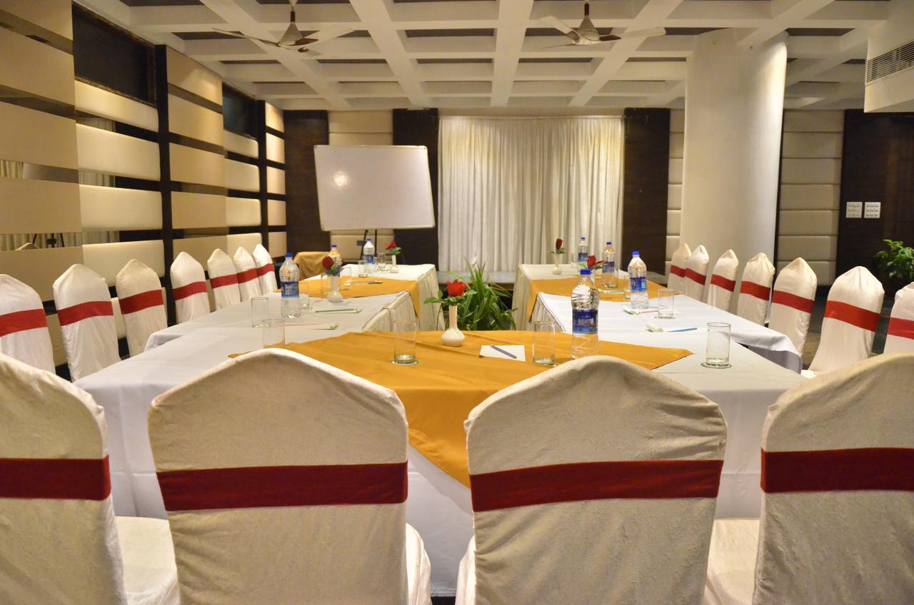 Hotel Landmark Gwalior Bagian luar foto