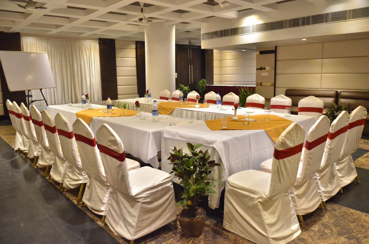 Hotel Landmark Gwalior Bagian luar foto