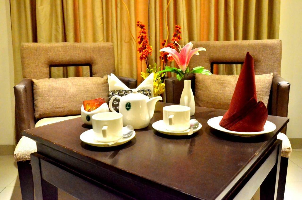 Hotel Landmark Gwalior Bagian luar foto
