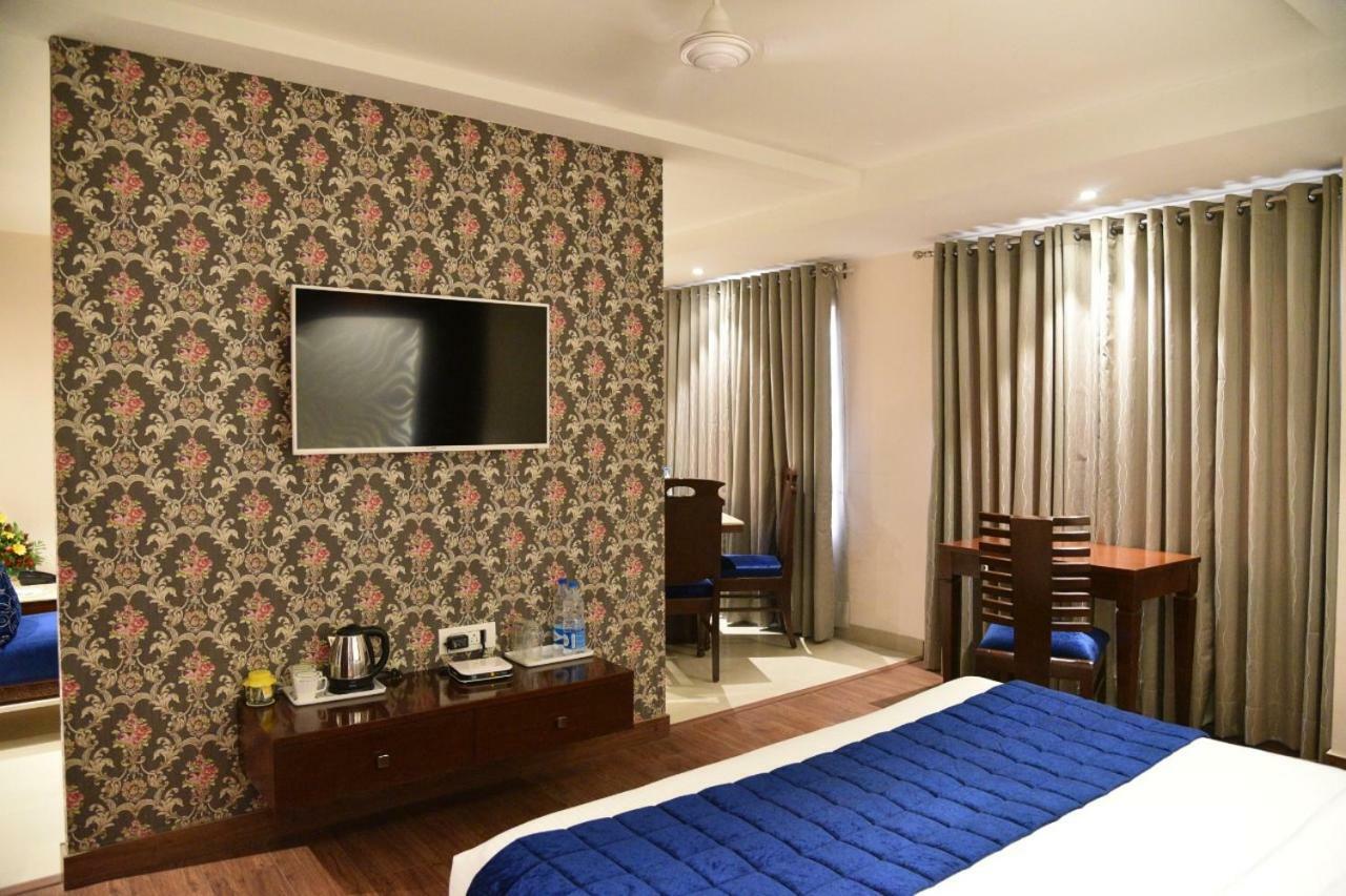 Hotel Landmark Gwalior Bagian luar foto