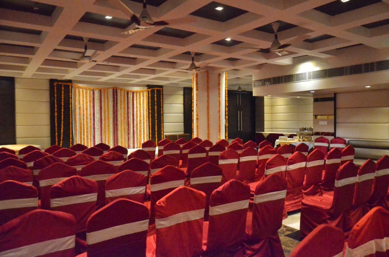 Hotel Landmark Gwalior Bagian luar foto
