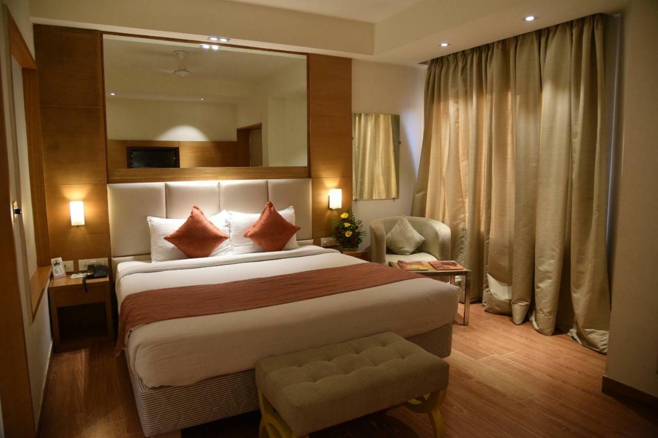 Hotel Landmark Gwalior Bagian luar foto