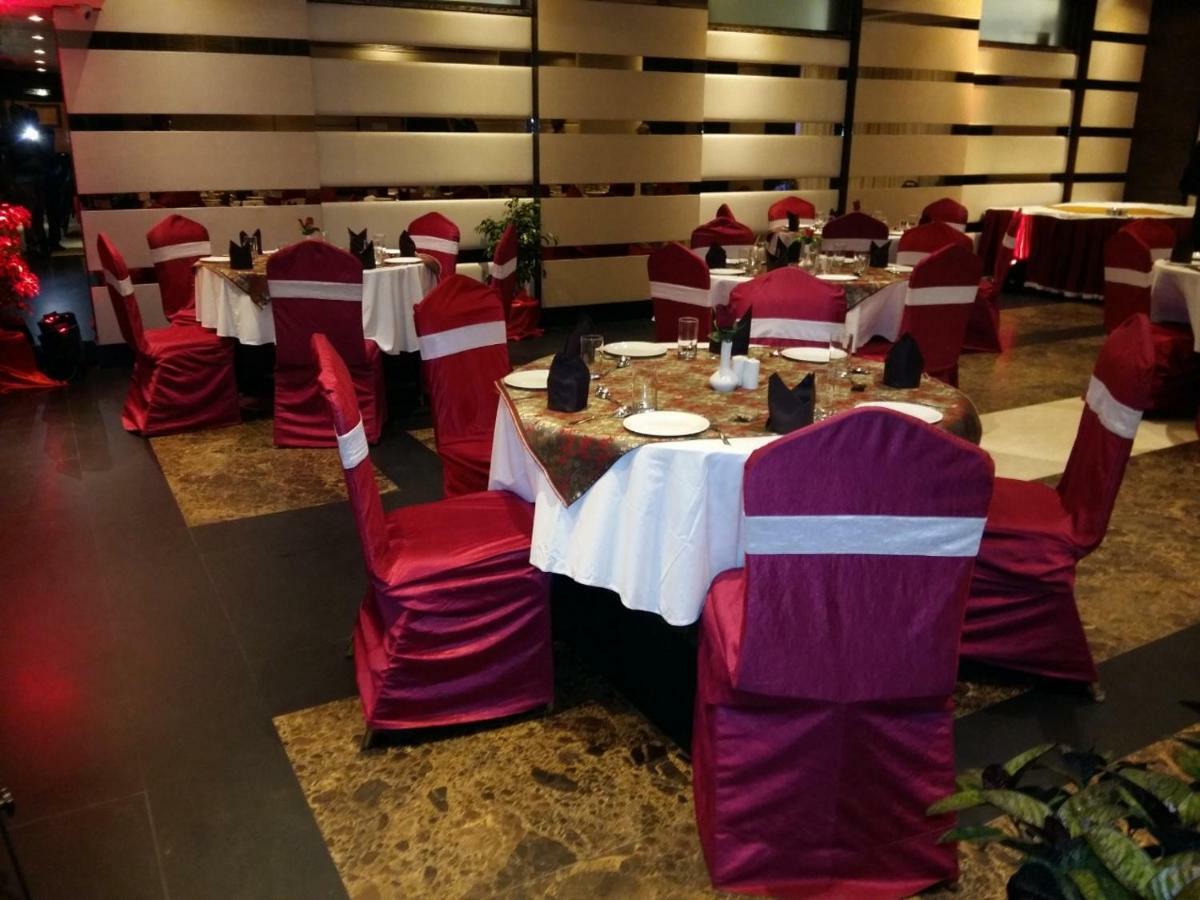 Hotel Landmark Gwalior Bagian luar foto