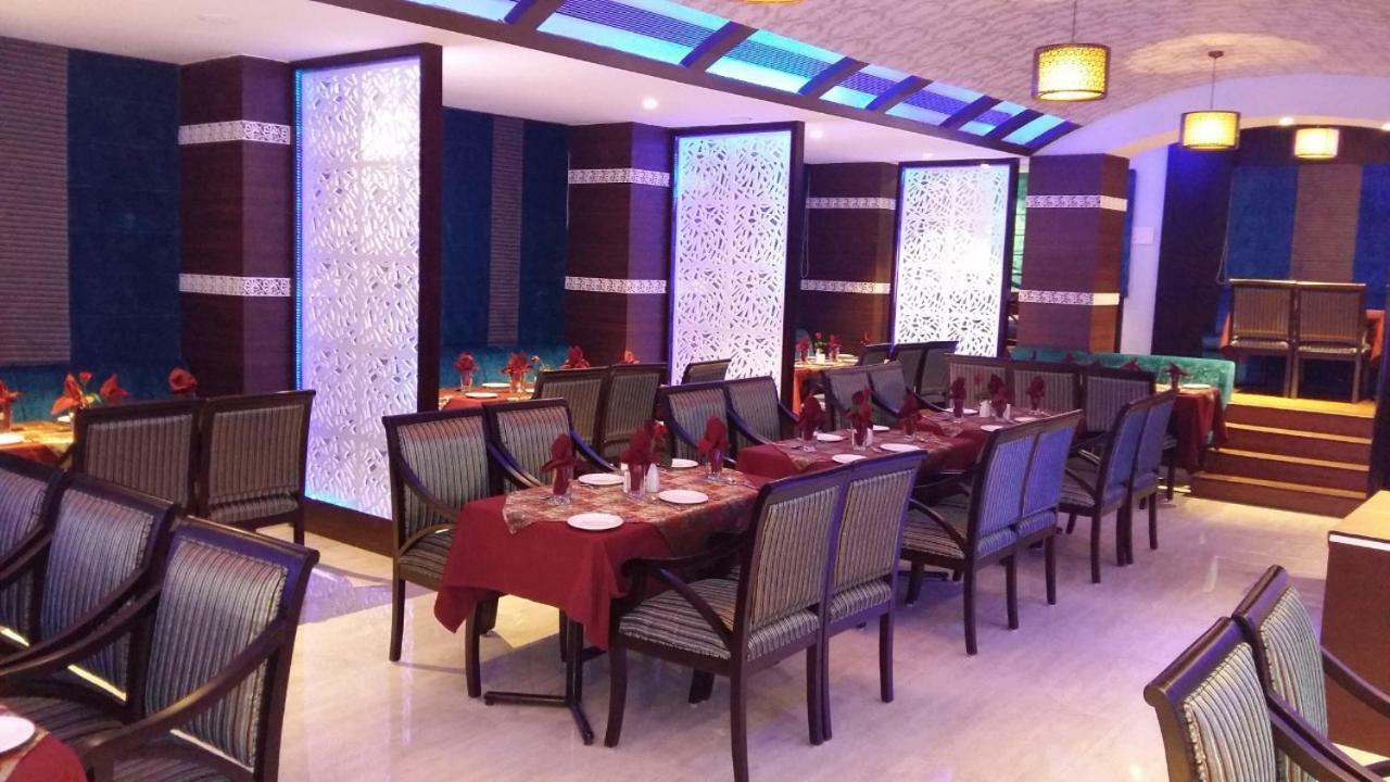 Hotel Landmark Gwalior Bagian luar foto