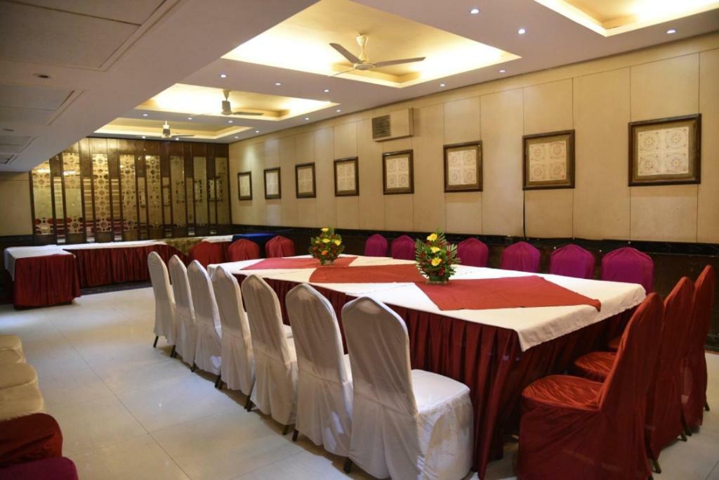 Hotel Landmark Gwalior Bagian luar foto