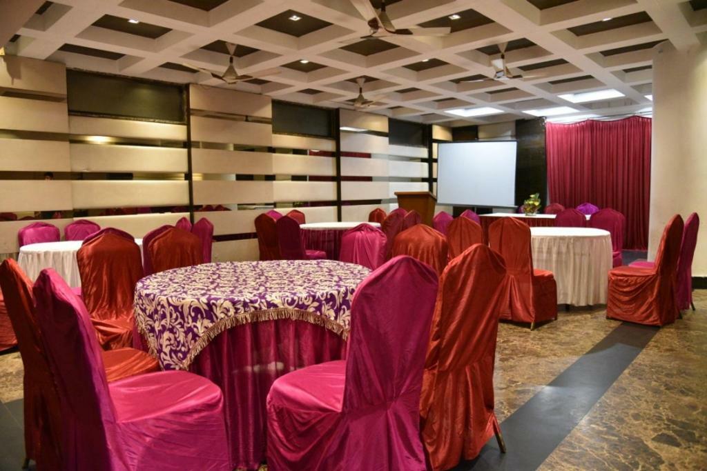 Hotel Landmark Gwalior Bagian luar foto