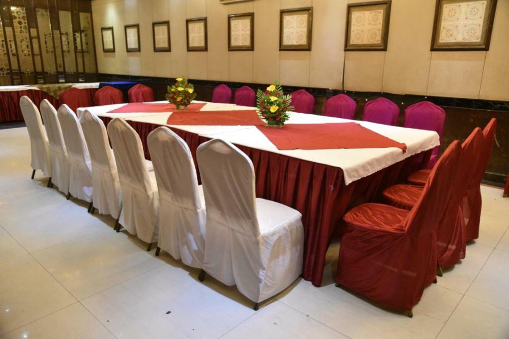 Hotel Landmark Gwalior Bagian luar foto