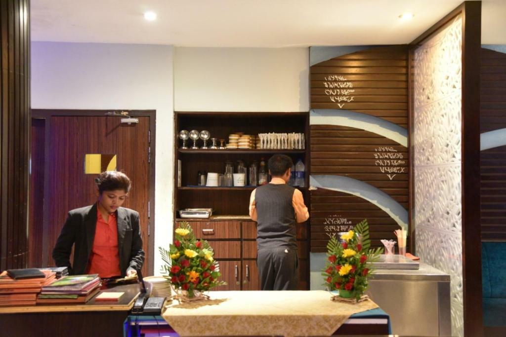 Hotel Landmark Gwalior Bagian luar foto