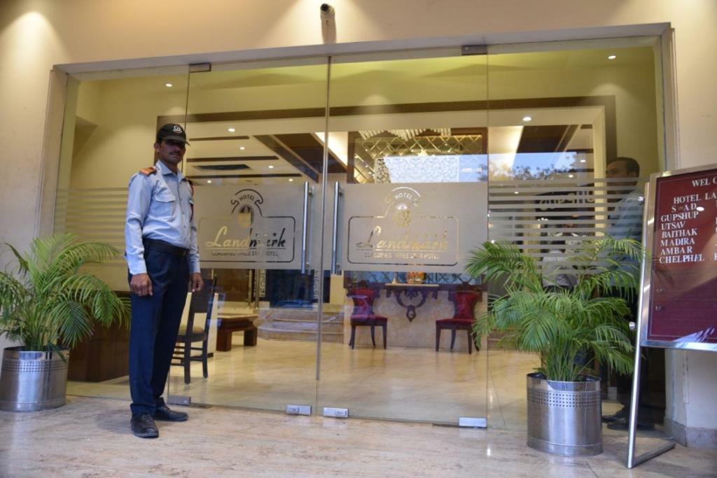 Hotel Landmark Gwalior Bagian luar foto